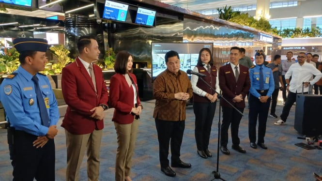 Menteri BUMN Erick Thohir saat menunjukkan seragam baru Avsec di Bandara Soetta, Tangerang