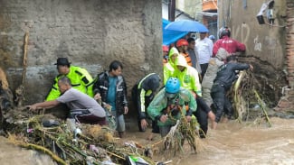 Menegangkan, Polri Evakuasi Ibu dan Bayi di Gang Sempit saat Banjir Bandang di Sukabumi