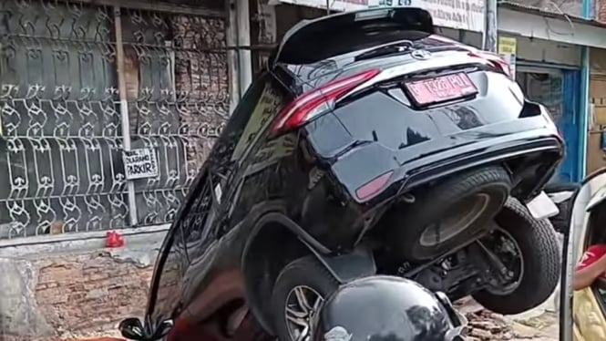 Toyota Fortuner pelat merah nyungsep 