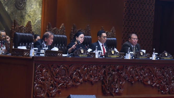 Ketua DPR RI Puan Maharani bersama pimpinan DPR RI di sidang paripurna