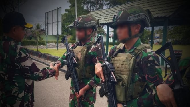 VIVA Militer: 12 prajurit Yonif Raider Buaya Putih Kostrad terima penghargaan