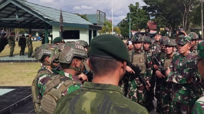 VIVA Military: Los 12 soldados del asaltante cocodrilo blanco de Kostrad Yonif recibieron un premio