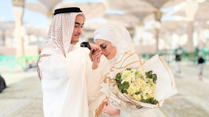 Zumi Zola mempersunting Putri Zulhas di Masjid Nabawi di Madinah.