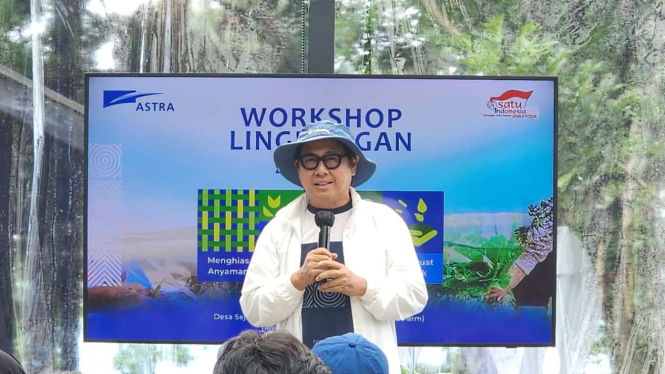 Perwakilan Desa Sejahtera Astra Yayasan Mitra Organik Boja Farm, John Tumiwa