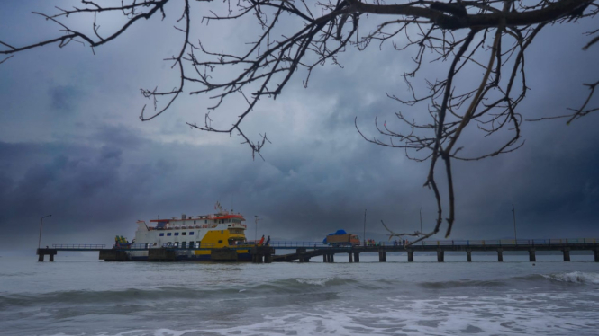 Kapal Sandar di Dermaga (Dok. PT ASDP Indonesia Ferry).