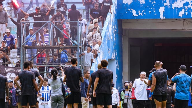 Aremania saat menyaksikan latihan terakhir tim Atema FC sebelum ke Surabaya