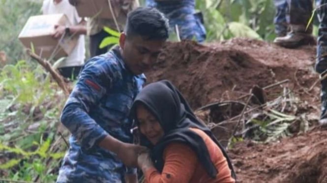 VIVA Militer: Prajurit TNI AU bantu korban terdampak longsor di Cianjur