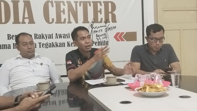 Tim Gakkumdu jumpa pers kasus surat suara tercoblos duluan di TPS di Sumbawa, NTB