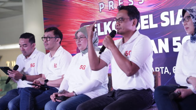 Direktur Jaringan Telkomsel Indra Mardiatna (dua kanan).