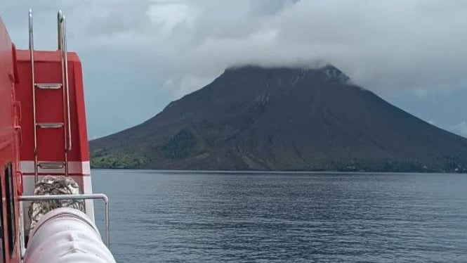 Gunung Ruang di Pulau Ruang, Kabupaten Kepulauan Sitaro, Sulawesi Utara. 