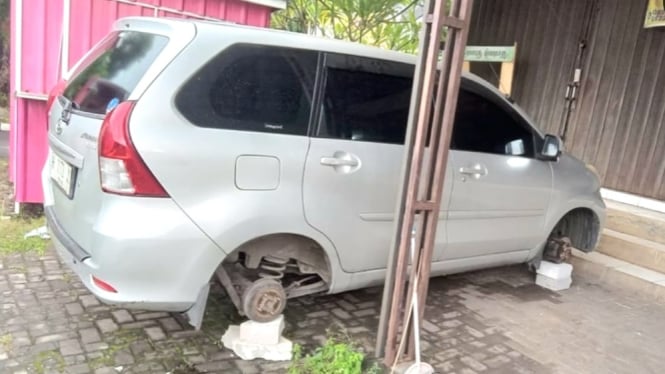 Toyota Avanza kehilangan empat ban dan pelek saat parkir