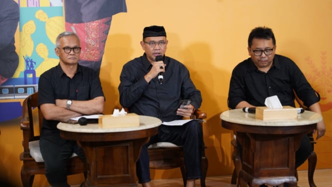 Ketua Tim Pemenangan Pramono-Rano, Cak Lontong (tengah)