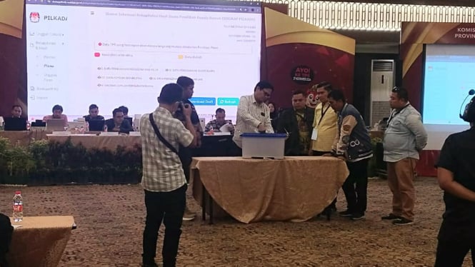 KPU Sumut gelar rekapitulasi perhitungan perolehan suara Pilgub Sumut 2024, di Hotel Emerlad Garden, Kota Medan.(B.S.Putra/VIVA)