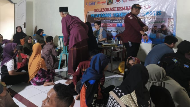 Korban banjir bandang di lokasi berobat bencana. 