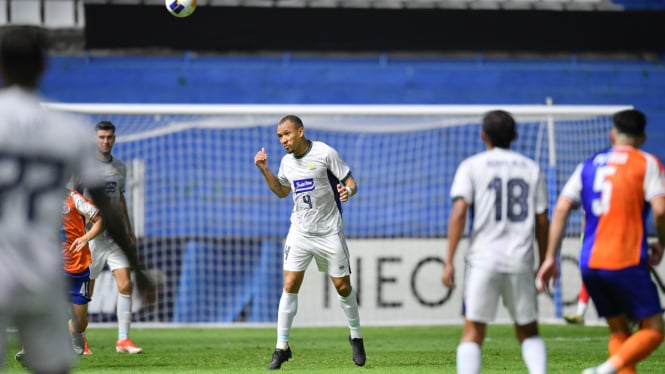 Bek Asing Persib, Gustavo Franca Menghalau Bola Lewat Sundulannya di AFC Champions League 2 (Dok 2024 Asian Football Confederation) 