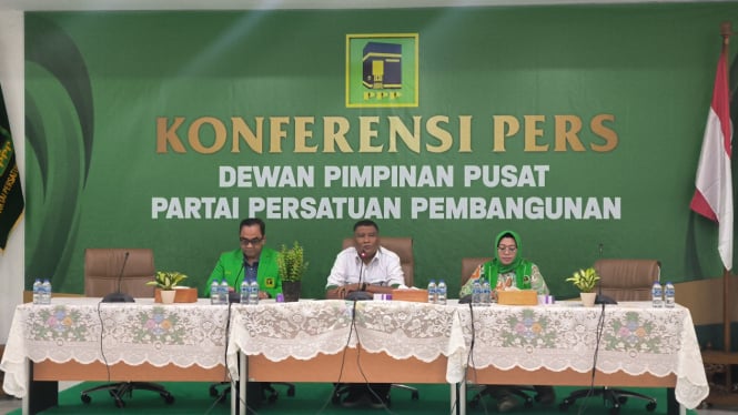 Ketua Panitia Mukernas ke-2 PPP, Amri M Ali (tengah) dalam konferensi pers di Kantor DPP PPP, Jakarta Pusat, Senin, 9 Desember 2024