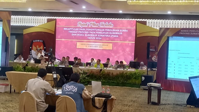 KPU Sumut gelar rekapitulasi perhitungan perolehan suara Pilgub Sumut 2024, di Hotel Emerlad Garden, Kota Medan.(B.S.Putra/VIVA)