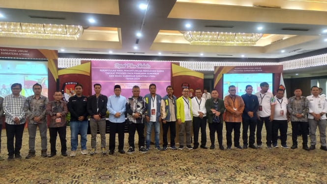 KPU Sumut gelar rekapitulasi perhitungan perolehan suara Pilgub Sumut 2024, di Hotel Emerlad Garden, Kota Medan.(B.S.Putra/VIVA)