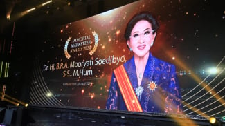 Legenda Bisnis Mustika Ratu, Mooryati Soedibyo Terima Immortal Marketeer Award 2024