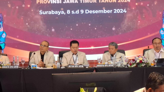 Rekapitulasi suara Pilgub Jatim 2024 di Surabaya.