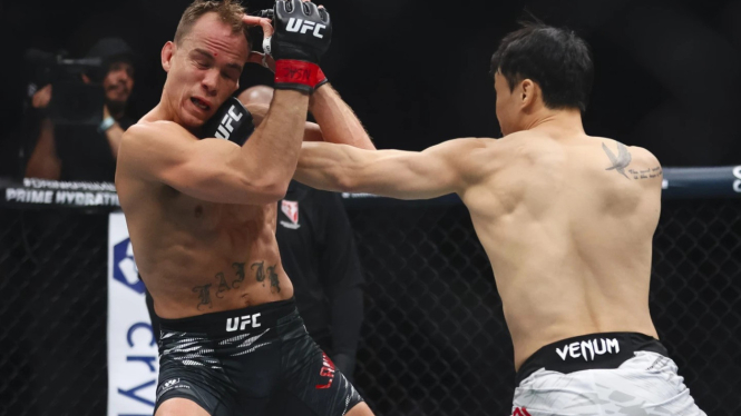 Petarung UFC asal Korea Selatan, Doo Ho Choi (kanan)