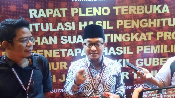 Abdul Aziz dkk, saksi dari Risma-Gus Hans usai rekapitulasi suara Pilgub Jatim di Surabaya.