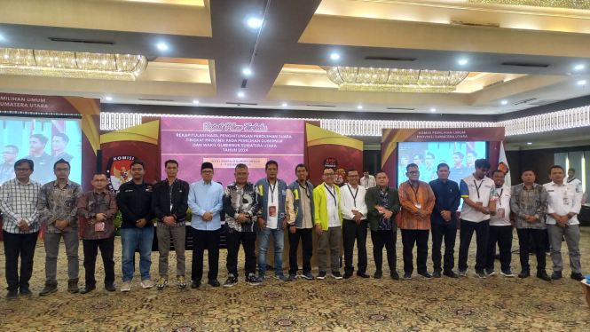 KPU Sumut gelar rekapitulasi perhitungan perolehan suara Pilgub Sumut 2024, di Hotel Emerlad Garden, Kota Medan.(B.S.Putra/VIVA)