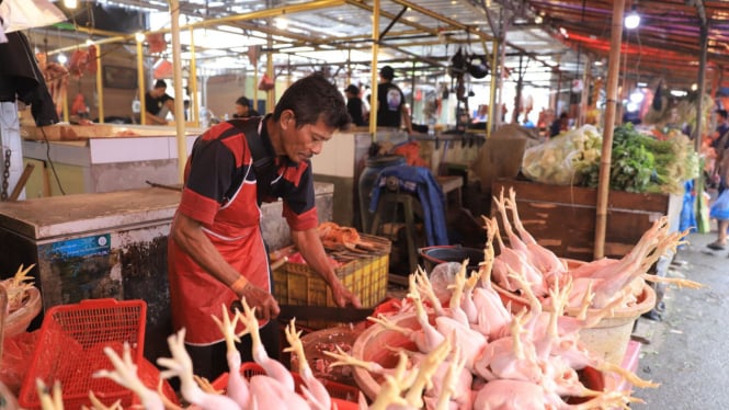 Pedagang ayam di salah satu pasar tradisional Tangerang