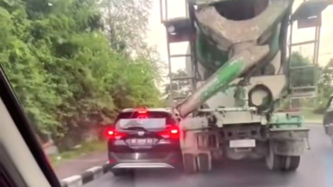 Mobil terhimpit truk saat menyalip dari kiri