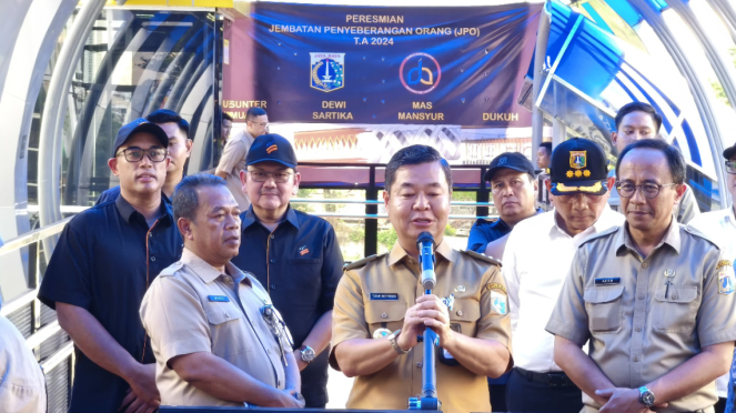 Wakil Direktur Utama PT Bakrie & Brothers Tbk. (BNBR), A. Ardiansyah Bakrie, mendampingi Pj. Gubernur DKI Jakarta, Teguh Setyabudi, saat meresmikan Jembatan Penyeberangan Orang (JPO) Mas Mansyur, di Jalan KH Mas Mansyur, Karet Tengsin, Tanah Abang