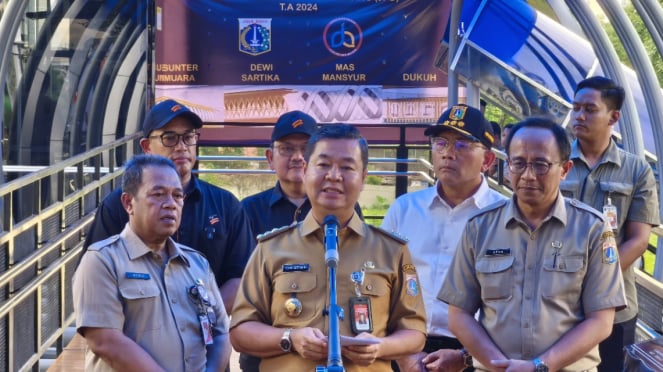 Wakil Direktur Utama PT Bakrie & Brothers Tbk. (BNBR), A. Ardiansyah Bakrie, mendampingi Pj. Gubernur DKI Jakarta, Teguh Setyabudi, saat meresmikan Jembatan Penyeberangan Orang (JPO) Mas Mansyur, di Jalan KH Mas Mansyur, Karet Tengsin, Tanah Abang