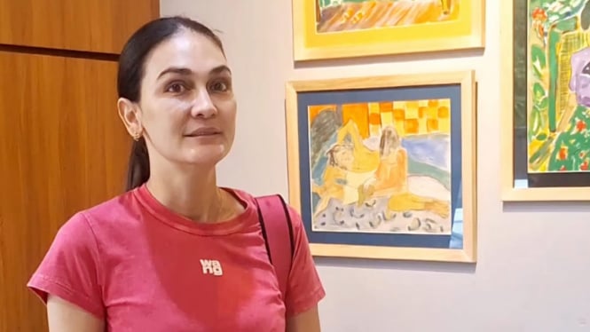 Artis Indonesia Luna Maya dalam acara paneran Double Flame di Bali