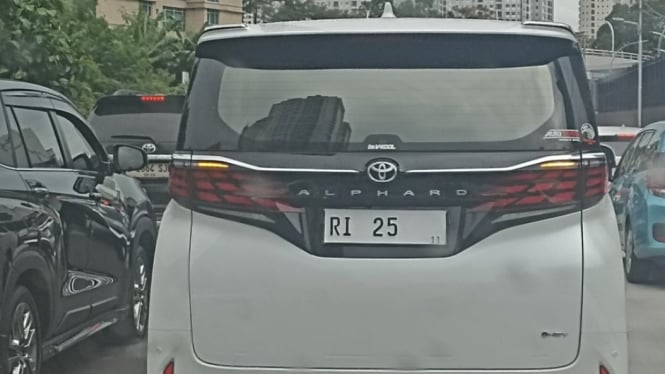 Toyota Alphard Hybrid pelat RI 25