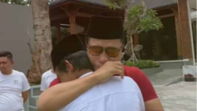 Gus Miftah Menangis saat Lepas Sunhaji Penjual Es Teh Pergi Umroh