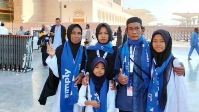 Momen Sunhaji dan Keluarga Umroh usai Diolok-olok Gus Miftah