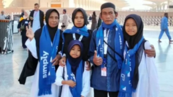 Momen Sunhaji berangkat umrah bersama keluarganya