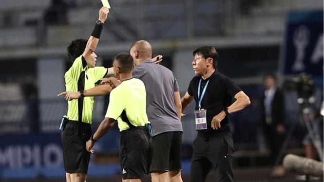 Wasit asal Jepang, Hiroki Kasahara memberi kartu kuning ke Shin Tae-yong