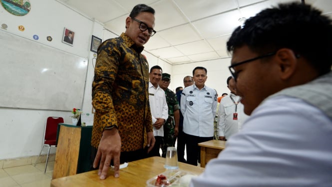 Wamendagri, RI, Bima Arya Sugiarto saat meninjau uji coba Makan Siang Gratis di Kota Medan.(B.S.Putra/VIVA)