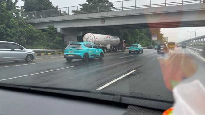 Taksi VinFast berpatroli di jalan Jakarta