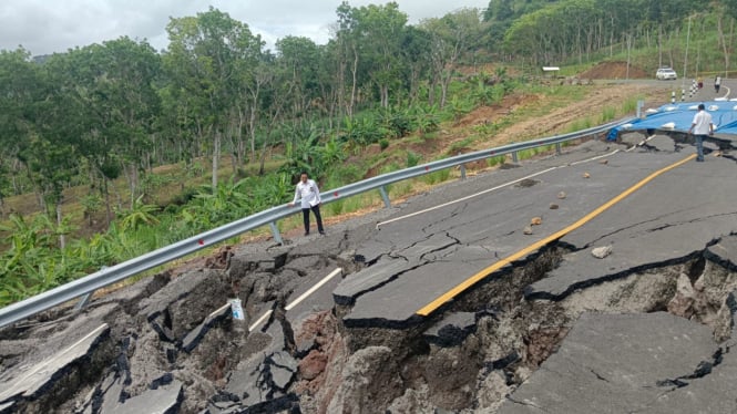 Jalur Lintas Selatan di Donomulyo Malang, Jawa Timur ambles, Rabu, 11 Desember 2024.