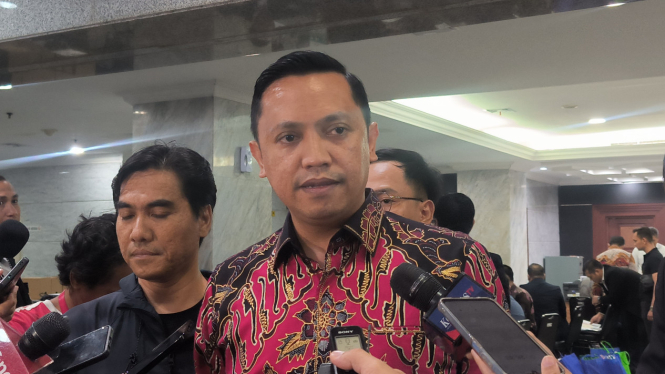 Ketua DPP PDIP bidang Reformasi Sistem Hukum Nasional, Ronny Talapessy di Gedung MK, Jakarta Pusat, Rabu, 11 Desember 2024