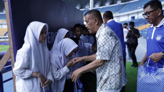 Komisaris PT Persib Bandung Bermartabat, Umuh Muchtar saat memberikan santunan untuk anak yatim piatu (foto: Dede Idrus) 