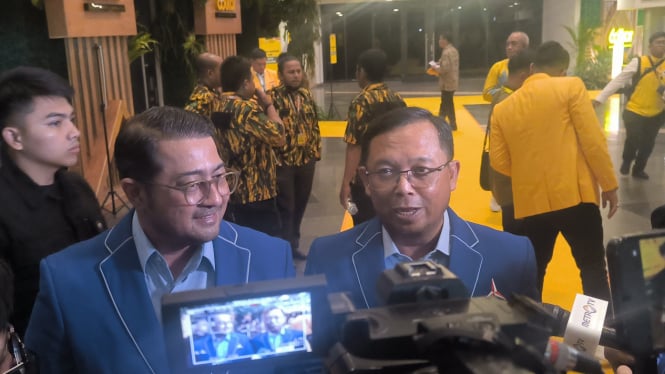 Ketua DPP Partai Demokrat, Herman Khaeron (kanan) usai menghadiri HUT ke-60 Partai Golkar di SICC, Bogor, Jawa Barat