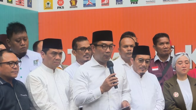 El candidato del Partido Ridwan Kamil-Suswono Golkar en una conferencia de prensa en la oficina del DPD, en el centro de Yakarta, el viernes 13 de diciembre de 2024