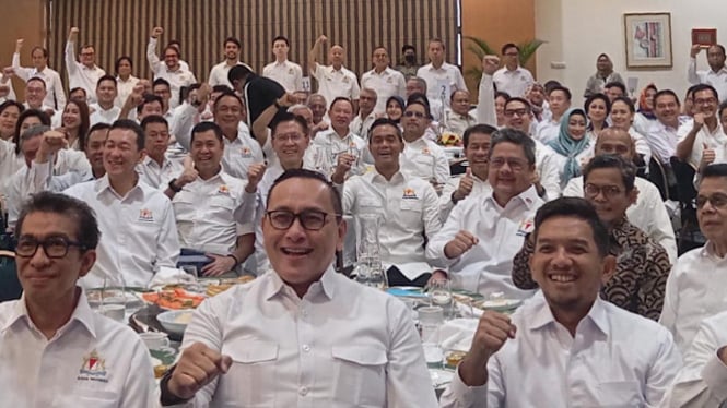 Ketua Kadin Anindya Bakrie bersama para anggota Kadin di KED Breakfast