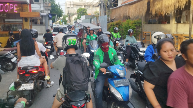 Suasana arus lalu lintas padat di Berawa, Bali