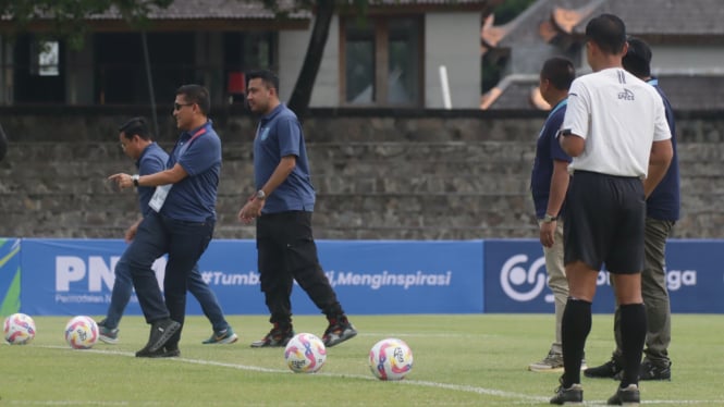 Direktur Utama PT LIB Ferry Paulus, Direktur Bisnis PNM Prasetya Sayekti melakukan kick-off tanda dimulainya kompetisi PNM Liga Nusantara di Stadion Sriwedari, Solo.