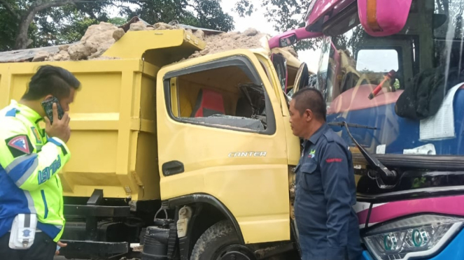 Bus Rombongan PeziRah Tabrakan Adu Kemebo Delang Truk