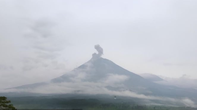 El monte Semeru entró en erupción el sábado 14 de diciembre de 2024 por la tarde.