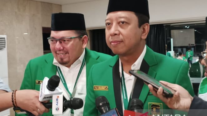 Muhammad Romahurmuji, presidente del Consejo Asesor del PPP, informó a los medios de comunicación en Yakarta el viernes por la noche, 13 de diciembre de 2024.